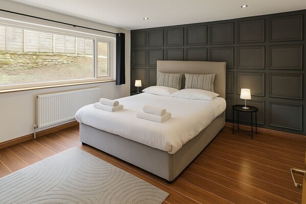 4 bedrooms, iron/ironing board, free WiFi, bed sheets - Designed for Groups · Stylish 4-Bedroom Home in Summerseat (Summerseat)