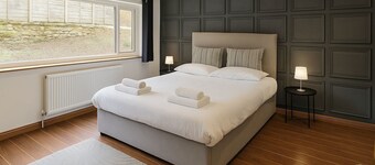 Designed for Groups · Stylish 4-Bedroom Home in Summerseat