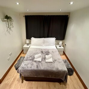 4 bedrooms, iron/ironing board, free WiFi, bed sheets - Designed for Groups · Stylish 4-Bedroom Home in Summerseat (Summerseat)