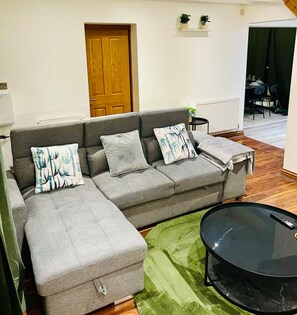 Smart TV - Designed for Groups · Stylish 4-Bedroom Home in Summerseat (Summerseat)