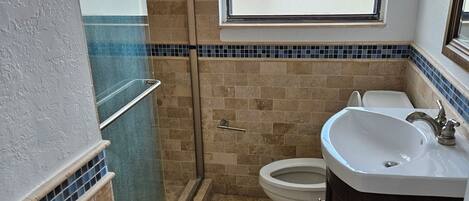 Douche, serviettes fournies