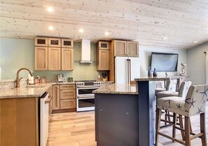 Coffee/tea maker, fridge, microwave, oven - NEW! Blue Crush! Steps to the beach! Heated Pool! (Anna Maria)