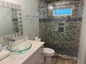 Shower, hair dryer, shampoo - NEW! Blue Crush! Steps to the beach! Heated Pool! (Anna Maria)