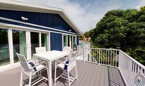 Outdoor dining - NEW! Blue Crush! Steps to the beach! Heated Pool! (Anna Maria)