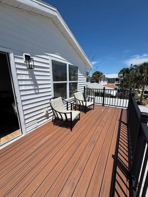Terrace/patio - Beach Bungalow- 2 min walk to beach! Heated Pool (Bradenton Beach)