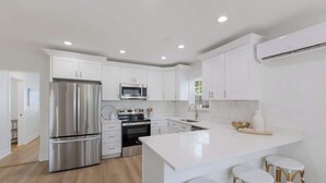 Private kitchen - Beach Bungalow- 2 min walk to beach! Heated Pool (Bradenton Beach)