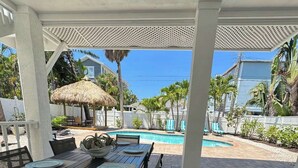Outdoor dining - Beach Bungalow- 2 min walk to beach! Heated Pool (Bradenton Beach)