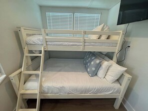 Iron/ironing board, travel cot, WiFi, bed sheets - Beach Bungalow- 2 min walk to beach! Heated Pool (Bradenton Beach)