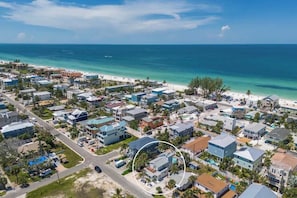 Beach nearby - Beach Bungalow- 2 min walk to beach! Heated Pool (Bradenton Beach)