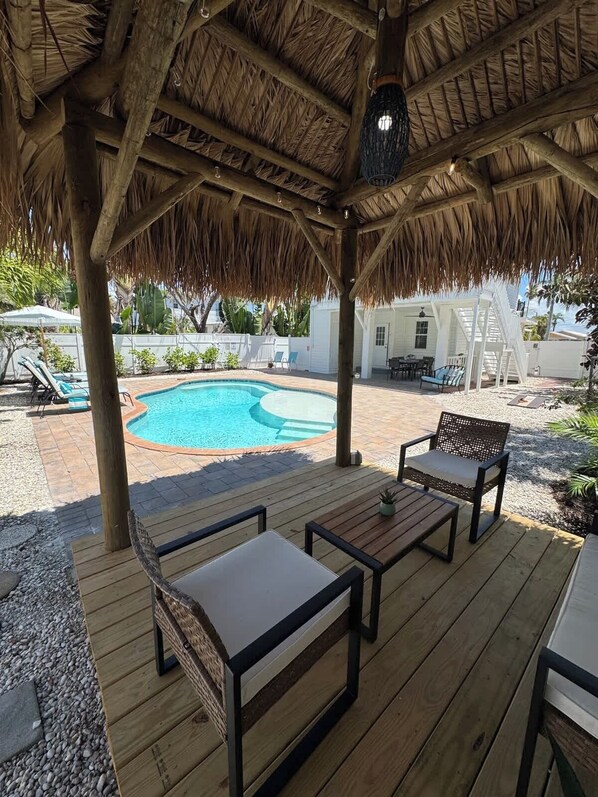 Pool - Beach Bungalow- 2 min walk to beach! Heated Pool (Bradenton Beach)