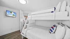 Tabla de planchar con plancha, cuna de viaje, wifi y ropa de cama 