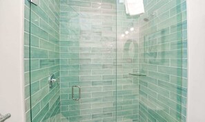 Doccia, asciugacapelli, shampoo