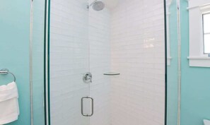 Doccia, asciugacapelli, shampoo