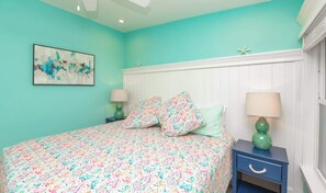 4 bedrooms, iron/ironing board, WiFi, bed sheets - New!~Heated Pool! Steps to beach~Ground Level! (Holmes Beach)