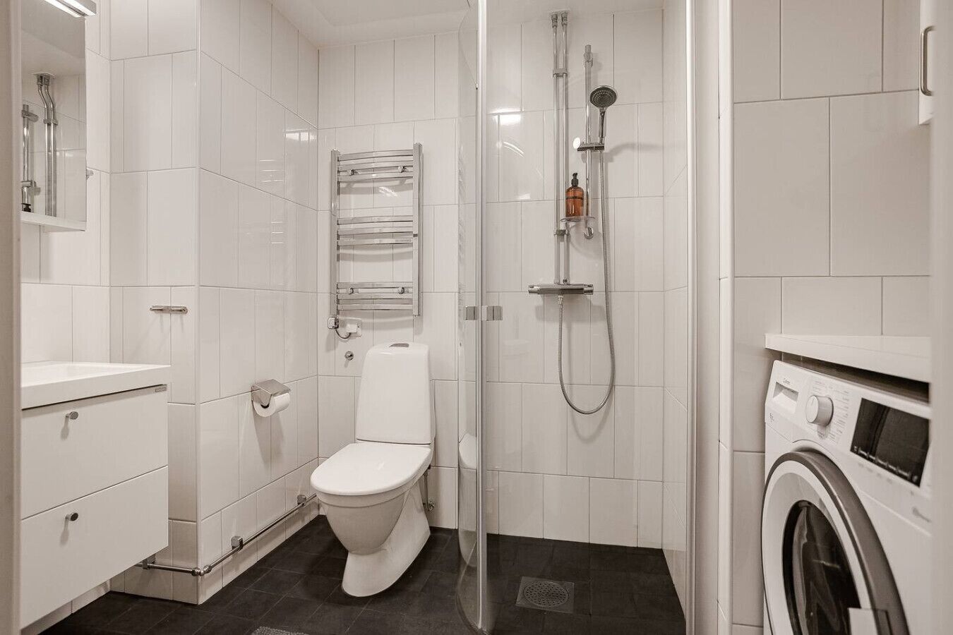 Doccia, asciugacapelli, asciugamani, sapone