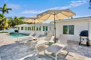 Terrace/patio - NEW! Sea Haven~Heated Pool~Fishing from back yard! (Holmes Beach)