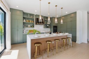 冷蔵庫、電子レンジ、オーブン、コンロ