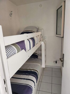 2 quartos, ferros/tábuas de passar roupa, Wi-Fi de cortesia