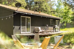 Outdoor dining - Modern Cabin South Lake Tahoe Near Casinos (South Lake Tahoe)