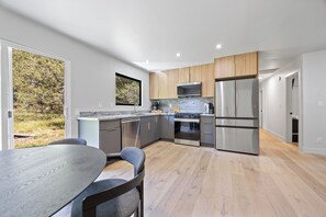 Private kitchen - Modern Cabin South Lake Tahoe Near Casinos (South Lake Tahoe)