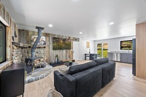 Smart TV - Modern Cabin South Lake Tahoe Near Casinos (South Lake Tahoe)