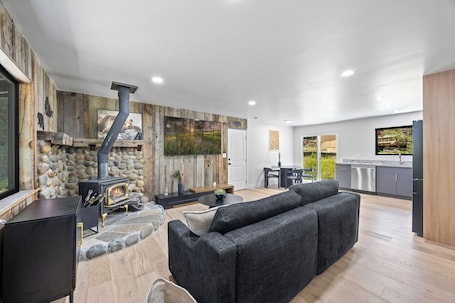 Smart TV. Modern Cabin South Lake Tahoe Near Casinos