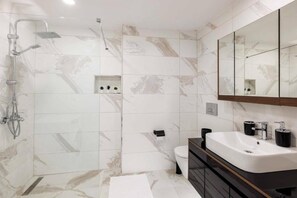 Shower, hair dryer, towels - Taksim Square - Apartment - Sleeps 4 - City Centre (Istanbul)