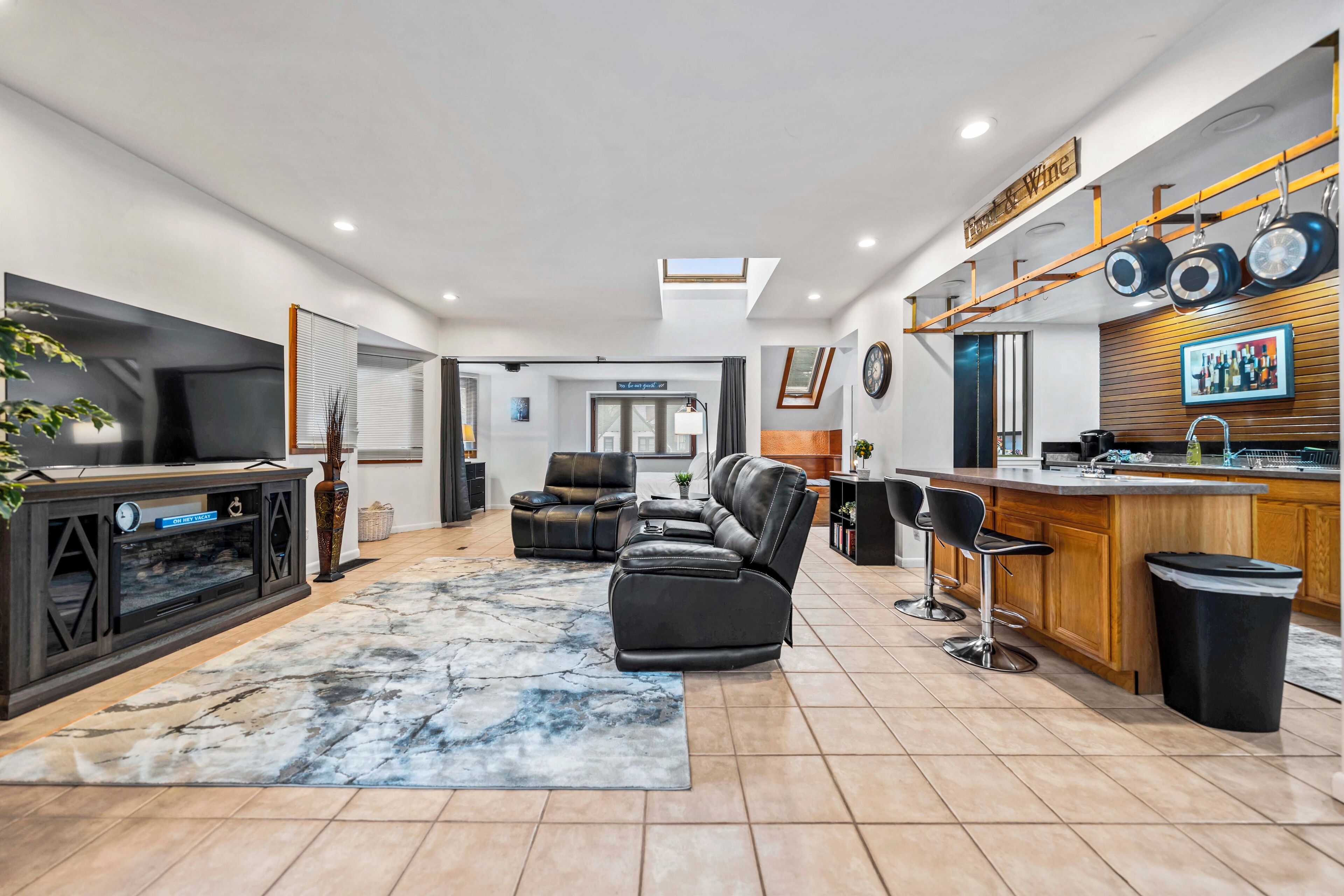 Smart-TV, peis og bøker