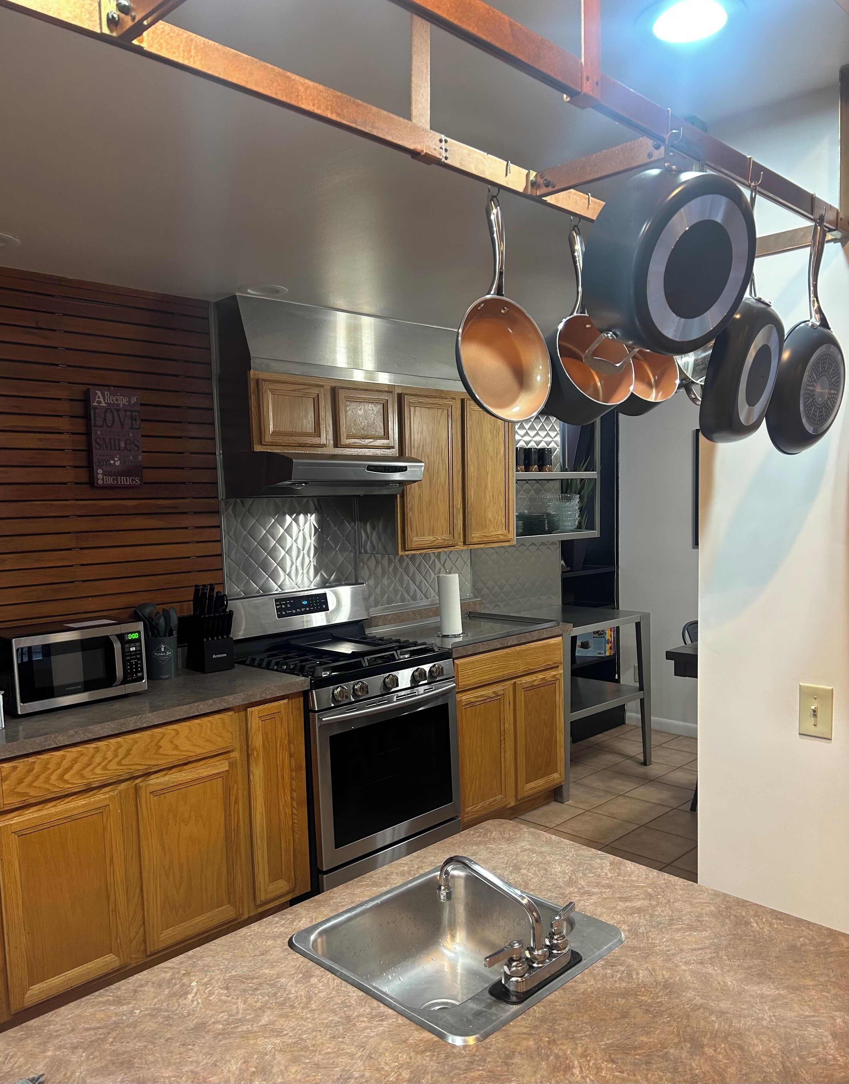 Kylskåp, mikrovågsugn, ugn och spishäll