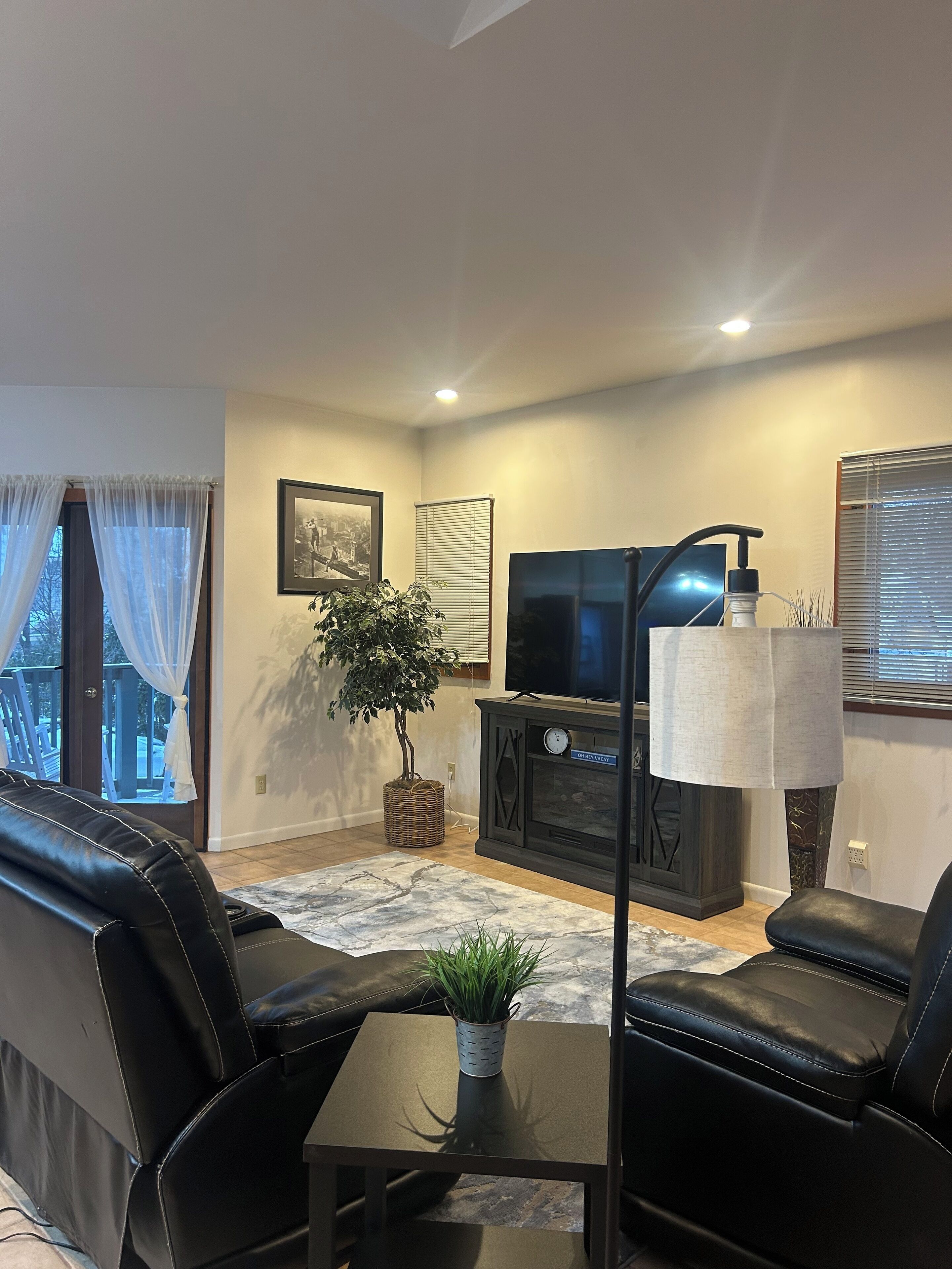 Smart-tv, eldstad och böcker