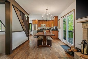 Une cuisine moderne avec des meubles en bois, un îlot central et une grande fenêtre.