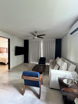 Smart TV, stereo - Welcome to Casa Mermaids! Perfectly located spacious 1-bedroom, 2-bath apartment (Puerto Morelos)
