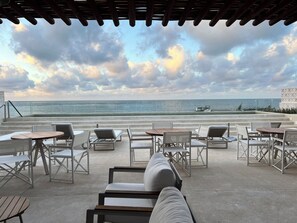 Outdoor dining - Welcome to Casa Mermaids! Perfectly located spacious 1-bedroom, 2-bath apartment (Puerto Morelos)