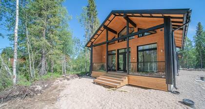 Pitkäkuusen mökki, new cabin close to center of Äkäslompolo. Nature in backyard