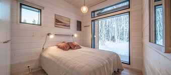 Pitkäkuusen mökki, new cabin close to center of Äkäslompolo. Nature in backyard