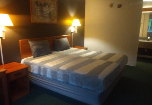 Room 136 - King Bed Hotel Studio