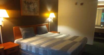 Room 136 - King Bed Hotel Studio