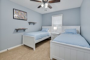 3 bedrooms, desk, free WiFi, bed sheets - Comfortable Modern 3-bedroom house in welcoming Evans (Evans)