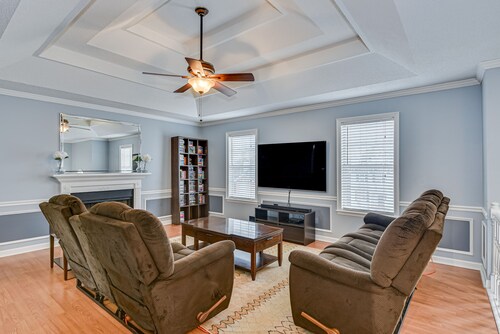 Comfortable Modern 3-bedroom house in welcoming Evans