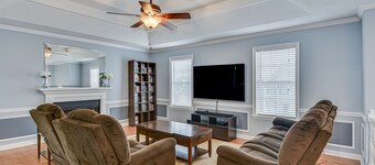 Comfortable Modern 3-bedroom house in welcoming Evans