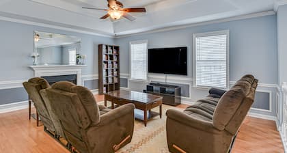 Comfortable Modern 3-bedroom house in welcoming Evans