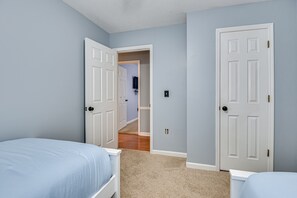 3 makuuhuonetta, työpöytä, ilmainen Wi-Fi, vuodevaatteet