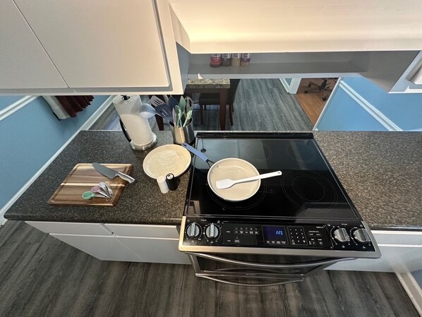 Geladeira, micro-ondas, fogão, cooktop