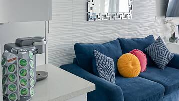 Studio Suite, 1 Queen Bed with Sofa bed, Balcony, Ocean View (Daytona Beach Club 313- Beach Bliss) | Interior