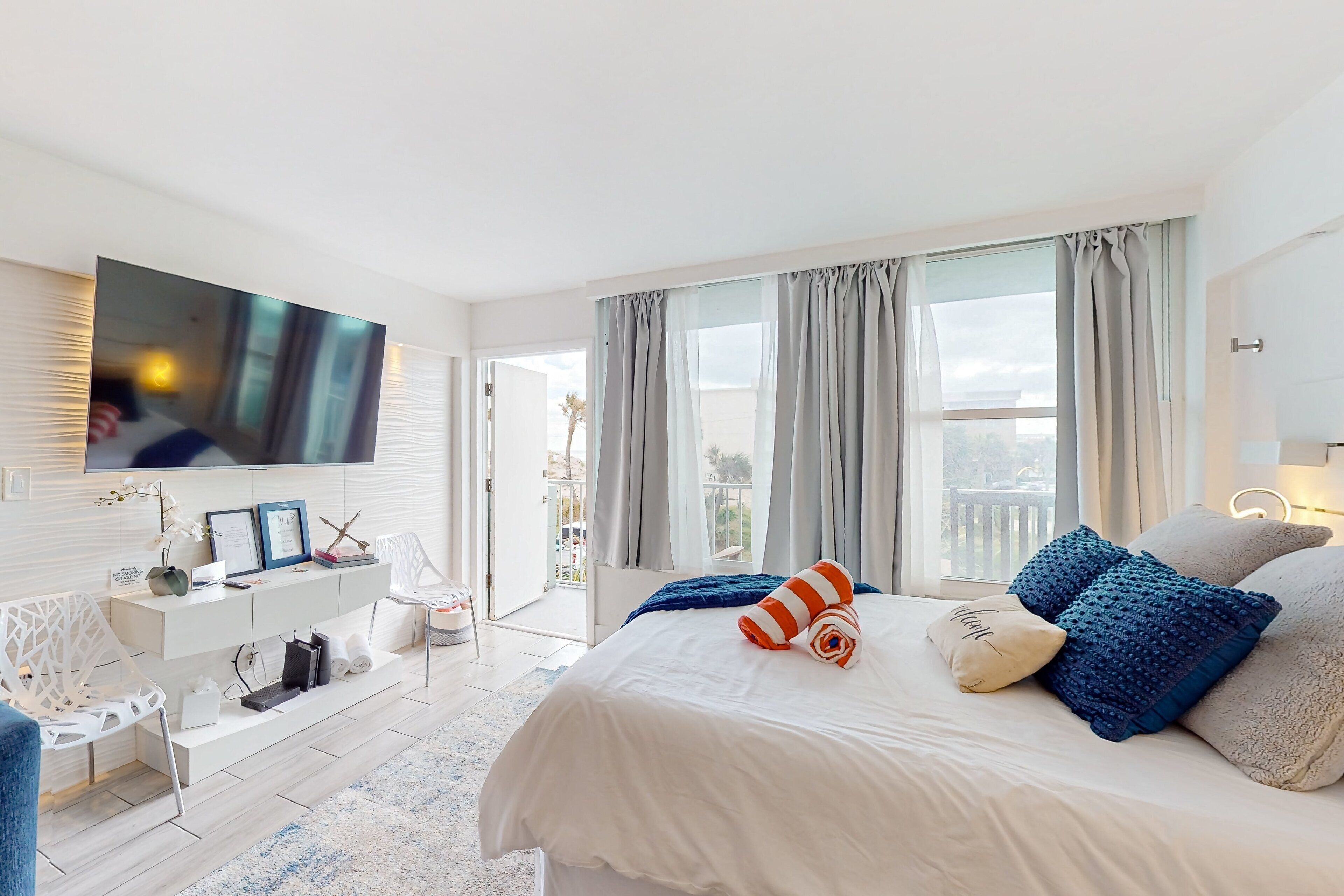 Studio suite, 1 queensize bed met slaapbank, balkon (Daytona Beach Club 313- Beach Bliss) | 1 slaapkamer, individueel gedecoreerd, individueel gemeubileerd