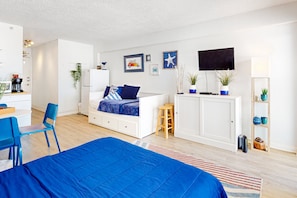 Studio suite, Meerdere bedden, balkon, uitzicht op zee (Daytona Beach Club 525-Delights) | 1 slaapkamer, individueel gedecoreerd, individueel gemeubileerd