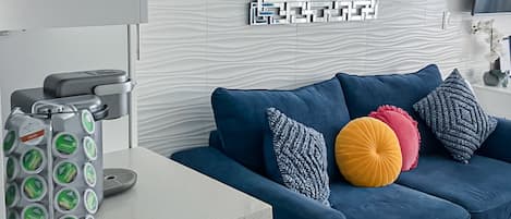 Studiosuite, 1 Queen-Bett und Schlafsofa, Balkon, Meerblick (Daytona Beach Club 313- Beach Bliss) | Innenbereich