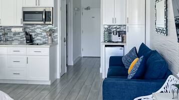 Studio Suite, 1 Queen Bed with Sofa bed, Balcony, Ocean View (Daytona Beach Club 313- Beach Bliss) | Living area