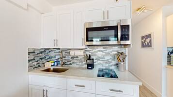 Studio Suite, 1 Queen Bed with Sofa bed, Balcony, Ocean View (Daytona Beach Club 313- Beach Bliss) | Private kitchen