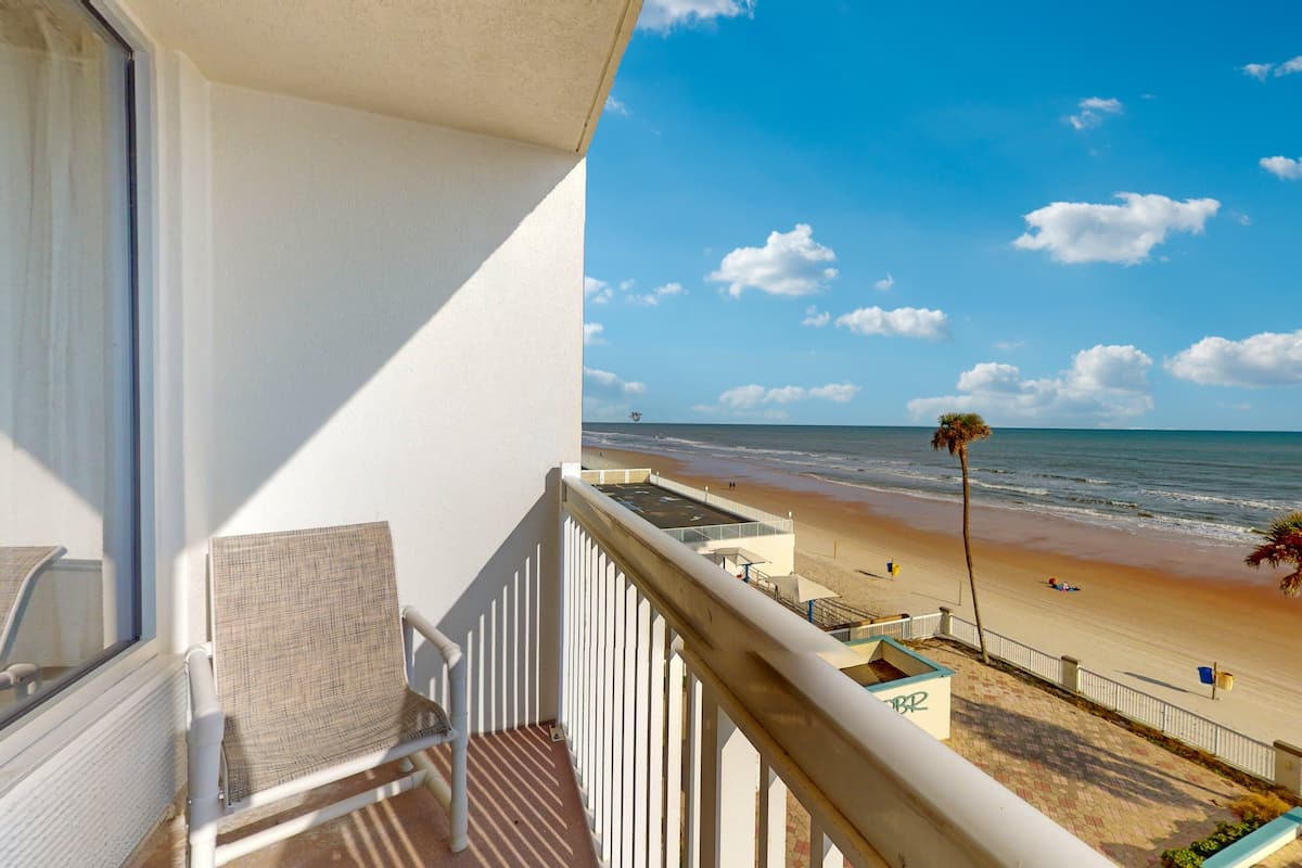 Studio Suite, 1 King Bed with Sofa bed, Hot Tub, Ocean View (Daytona Beach Resort 452) | Property grounds